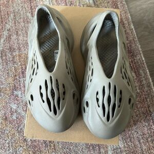 Adidas Yeezy foamrunner size 5
